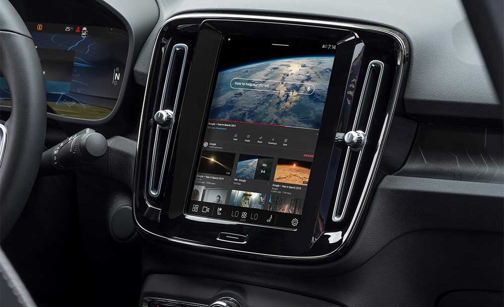 Volvo C40 com multimídia com YouTube integrado na tela