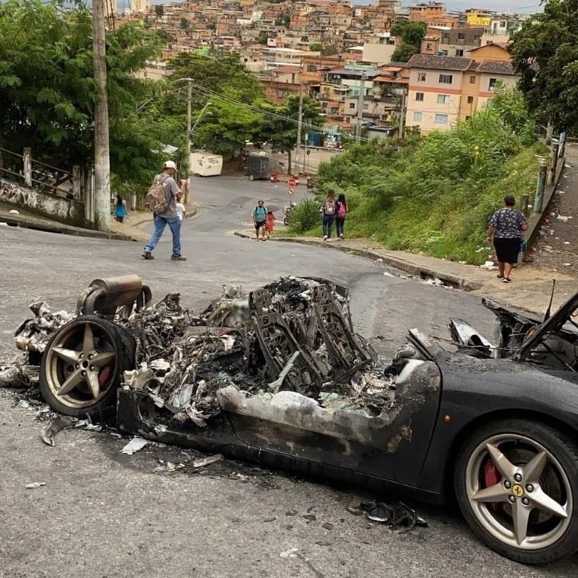 Esportivo tinha motor central traseiro de 400 cv